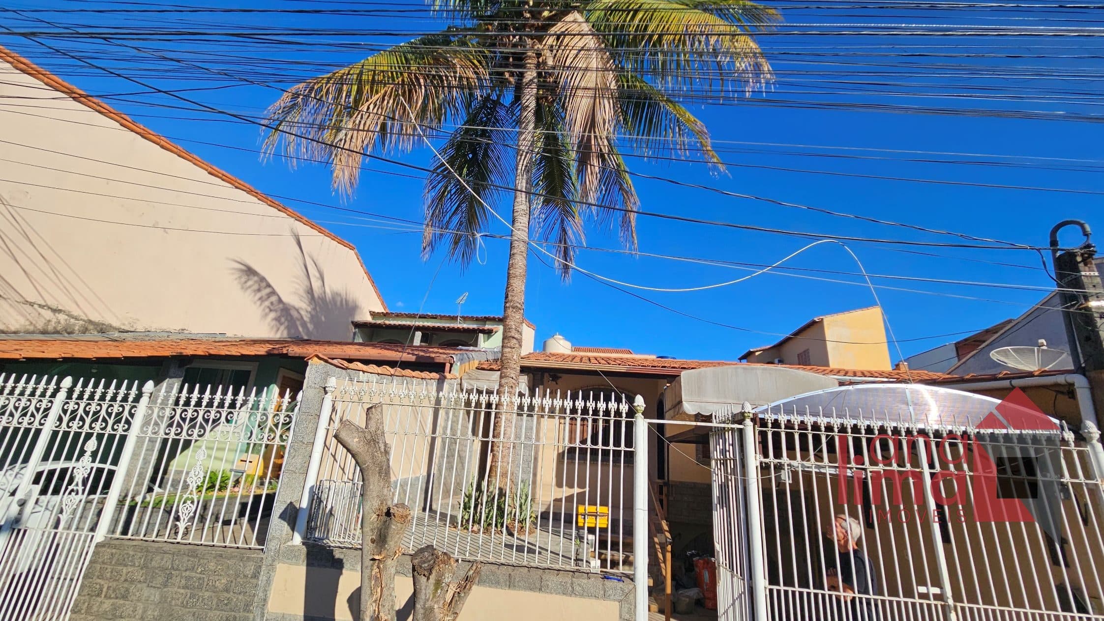 Casa com garagem, 3 Quartos, varanda, sala, sala de jantar, área de serviço, área de lavanderia.